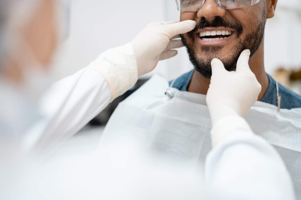 Cosmetic dental exam at Creve Coeur Dental in Creve Coeur, MO, to enhance smile and oral health.
